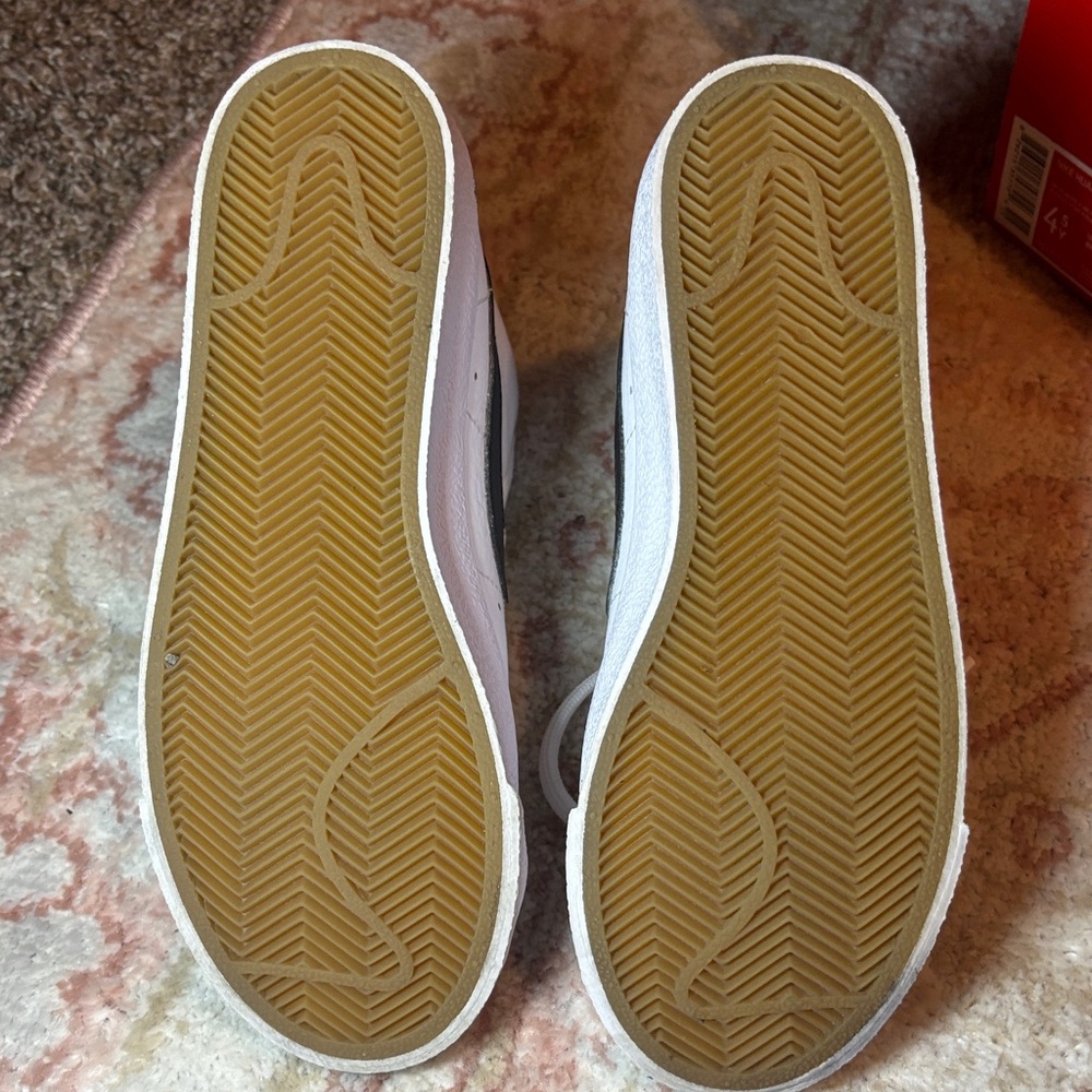 Nike White High-Top Sneakers with Black Swoosh - Picture 4 of 4